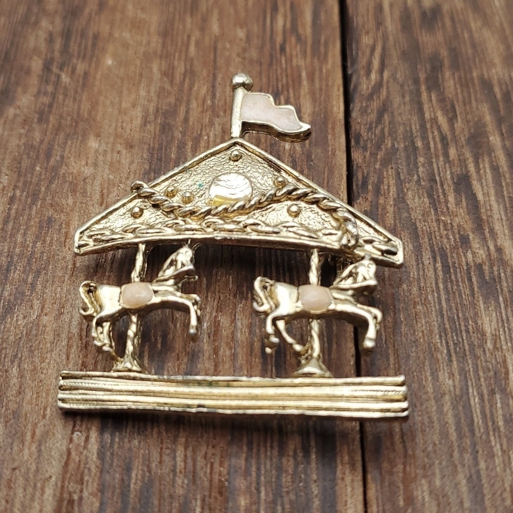 B643 Carousel horse pony vintage brooch